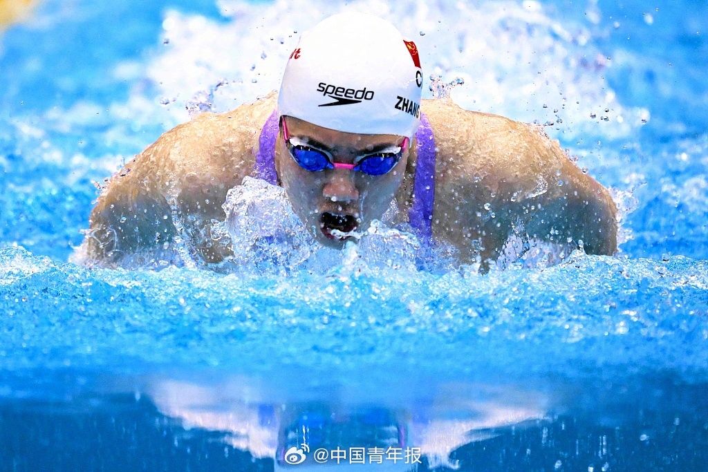 中国游泳选手在蝶泳比赛中夺冠