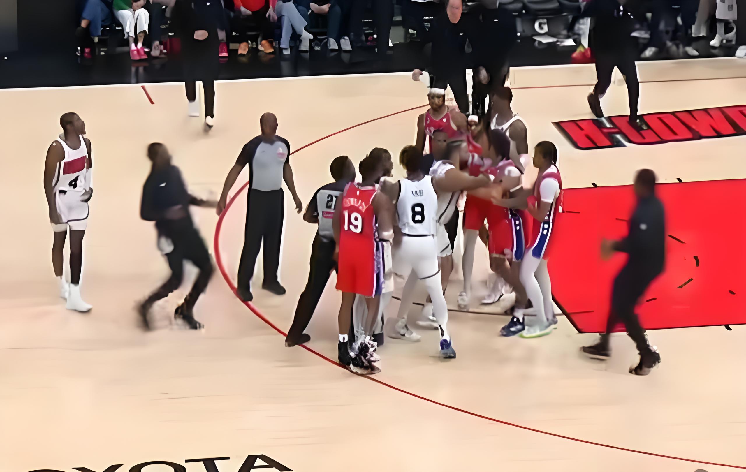NBA球员受伤下场，球队一度落后