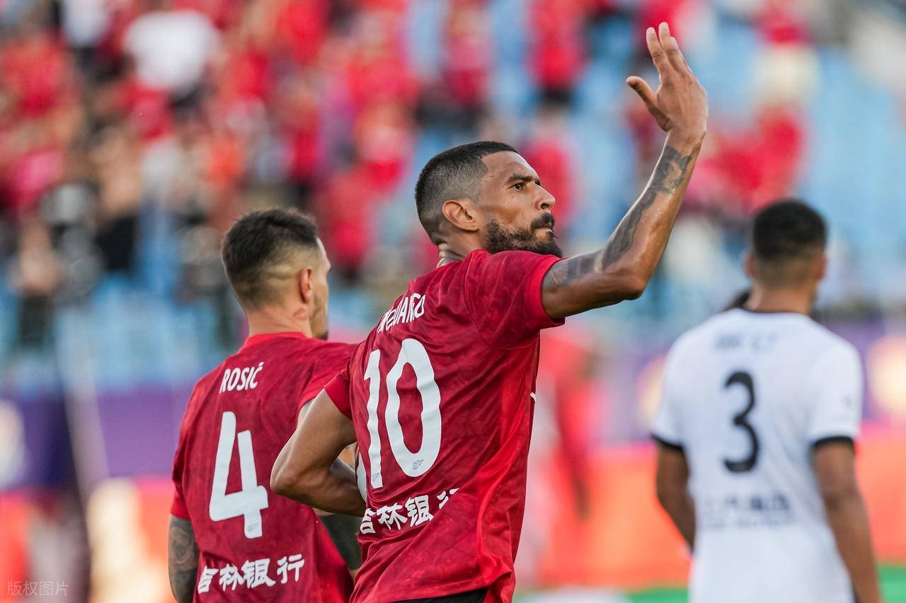 北京国安客场大胜上海上港,稳坐积分榜榜首 北京国安客场大胜上海上港,稳坐积分榜榜首