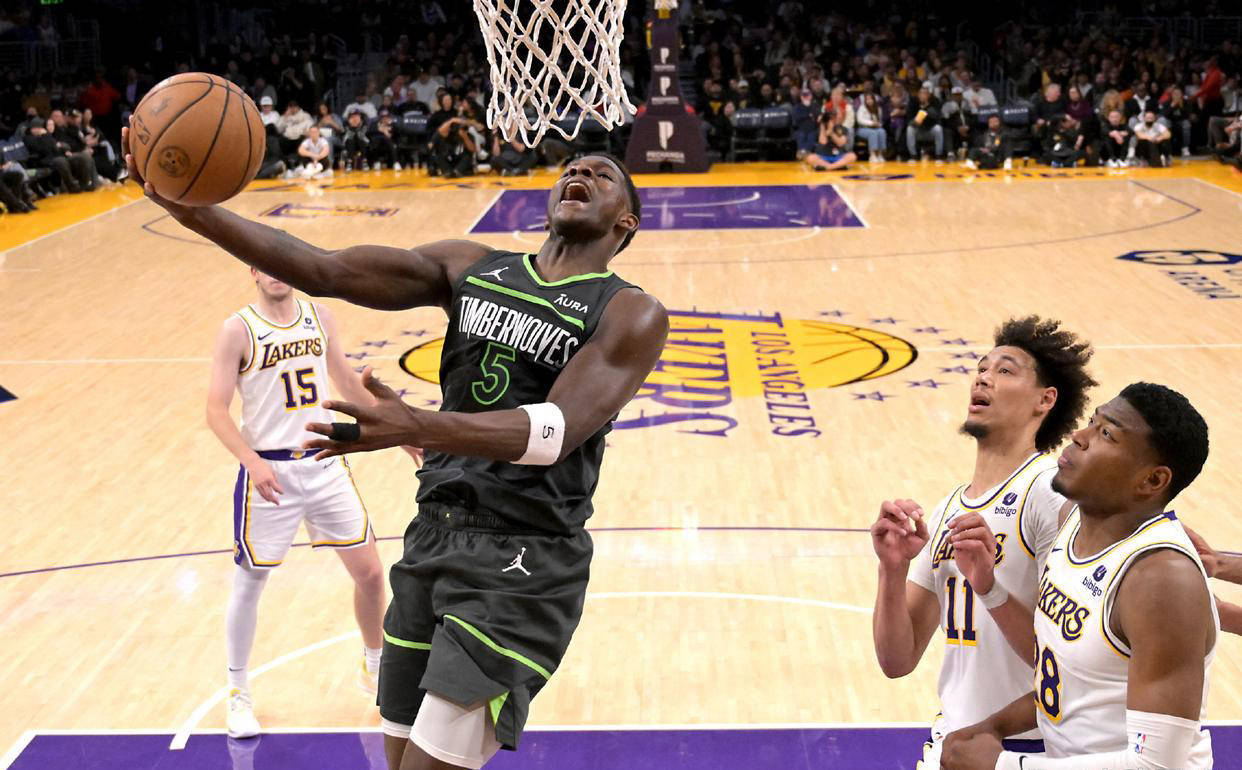 沙尔克后卫抢断成功扭转比分:德国后卫功勇翻盘 沙尔克后卫抢断成功扭转比分:德国后卫功勇翻盘