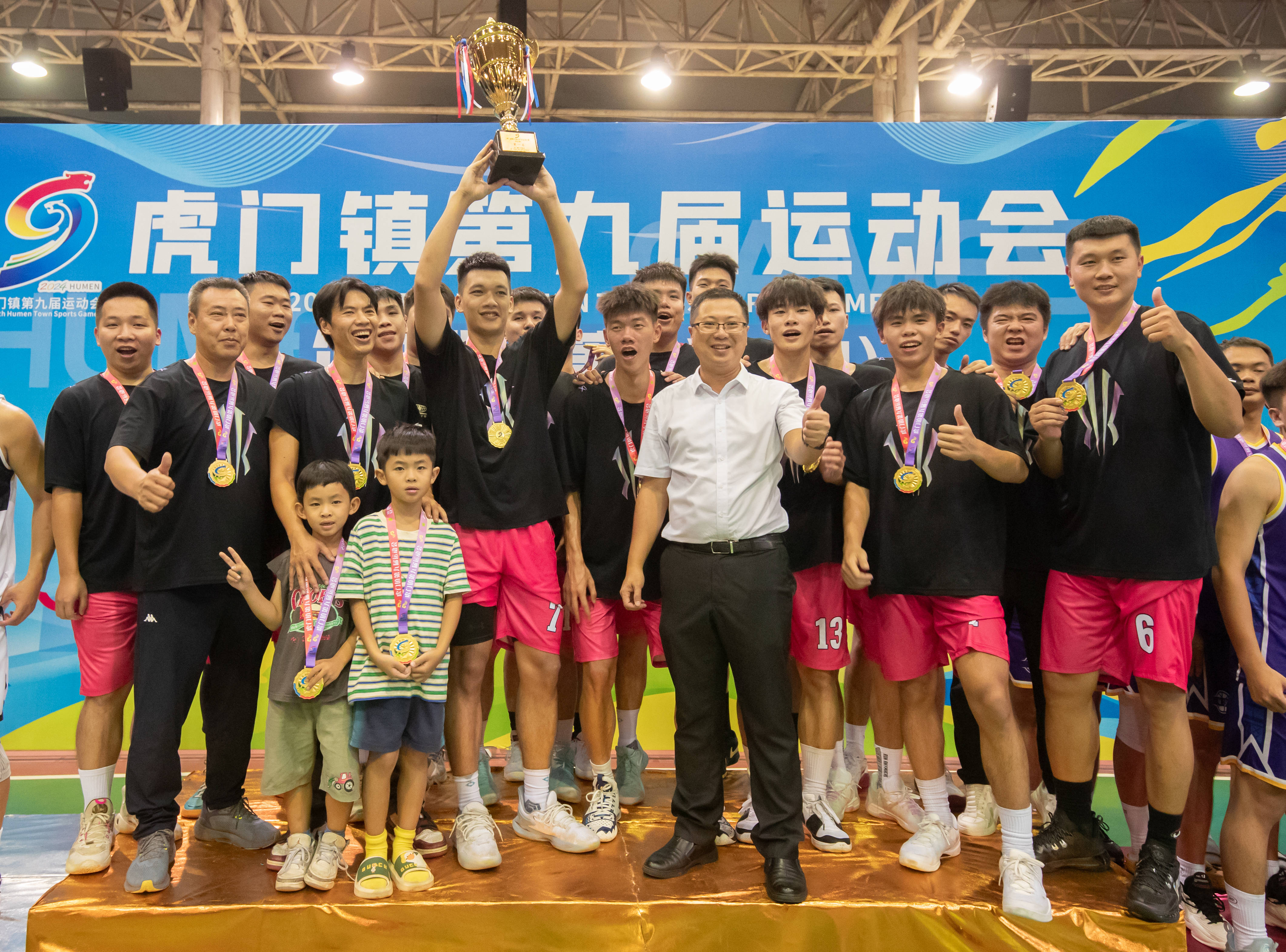 一支强队在男子篮球比赛中大获全胜 一支强队在男子篮球比赛中大获全胜