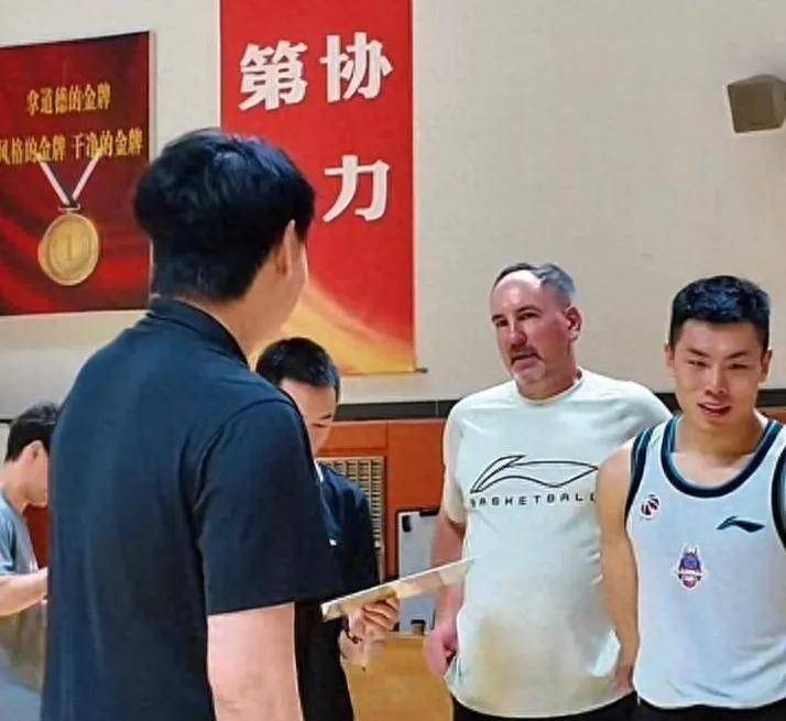 开云体育下载-实战检验球员能力,身姿矫健技压群雄