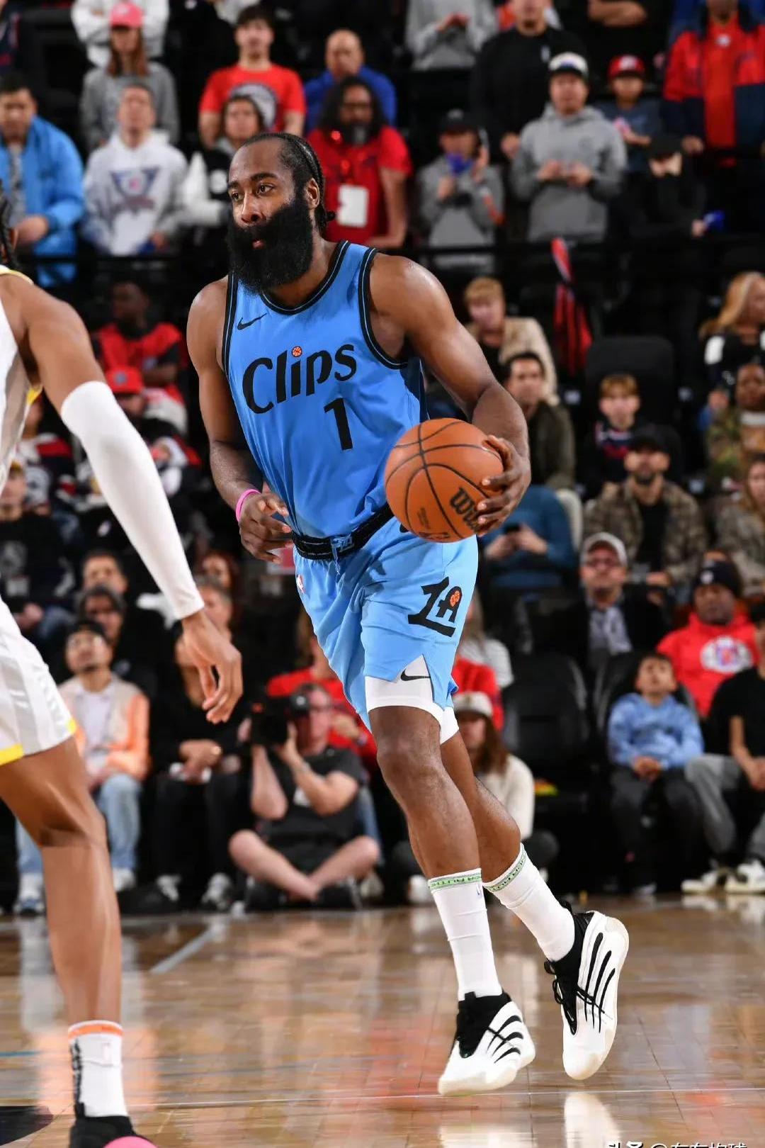 火箭主场击败雷霆,哈登砍下35分 火箭主场击败雷霆,哈登砍下35分