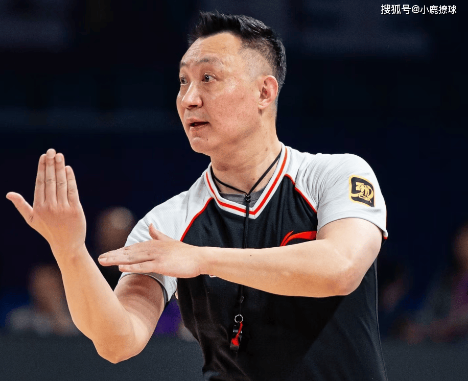 包含季后赛风波不断裁判判罚失误引发球员抗议事件的词条