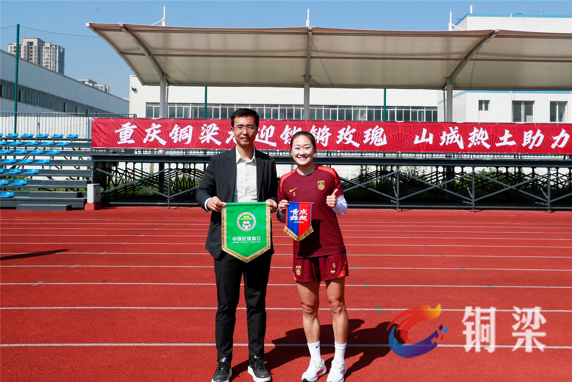 国家队集训进行中,教练指导青年队队员 国家队集训进行中,教练指导青年队队员