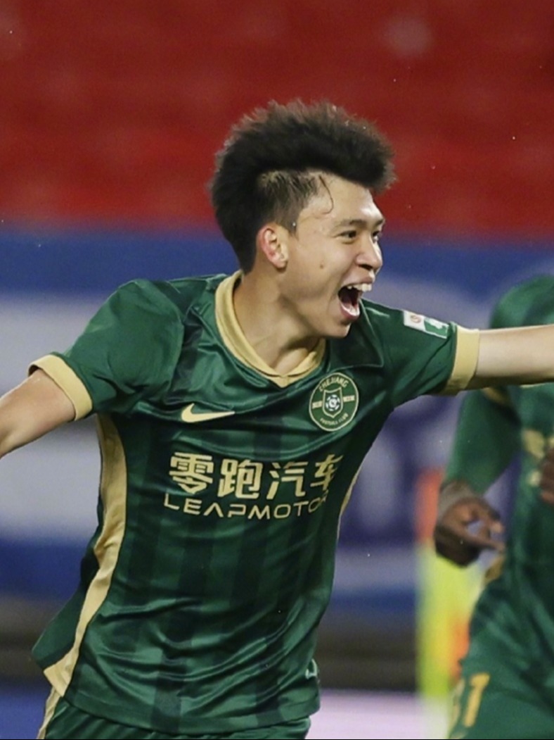 开云平台-球队士气高涨！球员疯狂庆祝精彩进球