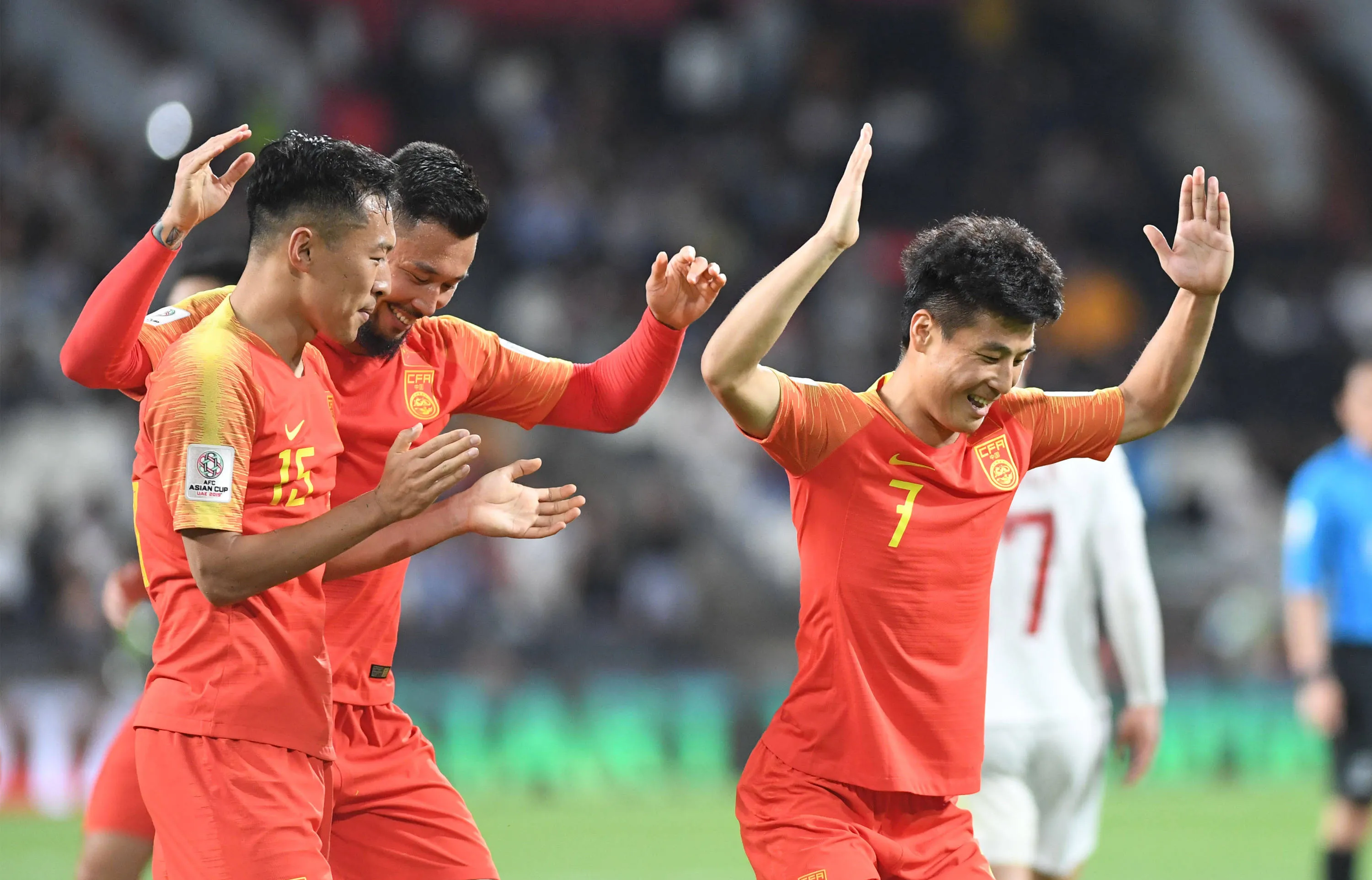 国内足球联赛剧情跌宕起伏,球员表现神勇 国内足球联赛剧情跌宕起伏,球员表现神勇