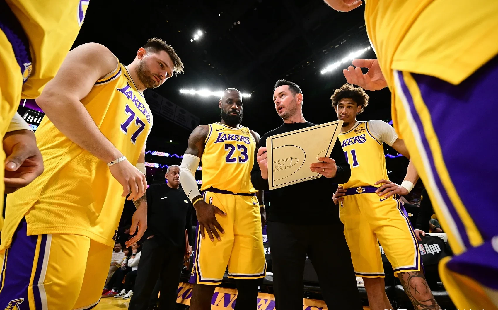 湖人完胜热火,戈贝尔扛起全队 湖人完胜热火,戈贝尔扛起全队